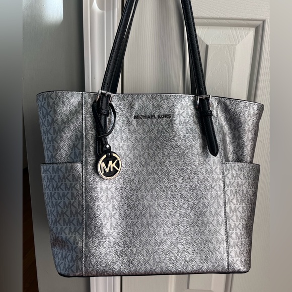 🖤Michael Kors Silver Tote Bag🖤 - Picture 4 of 16